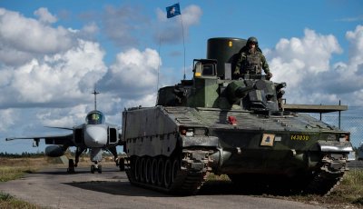 Švedijos naikintuvas ir pėstininkų kovos mašina