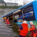 Pietvakarių Kinijoje į ežerą nulėkus autobusui žuvo 21 žmogus