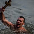 Jėzaus krikšto šventėje Rusijos ortodoksai maudosi ir lediniame vandenyje