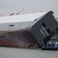 Nelaimę patyrusiame laive – 1400 naujų automobilių, kuriuos greičiausiai teks „nurašyti“