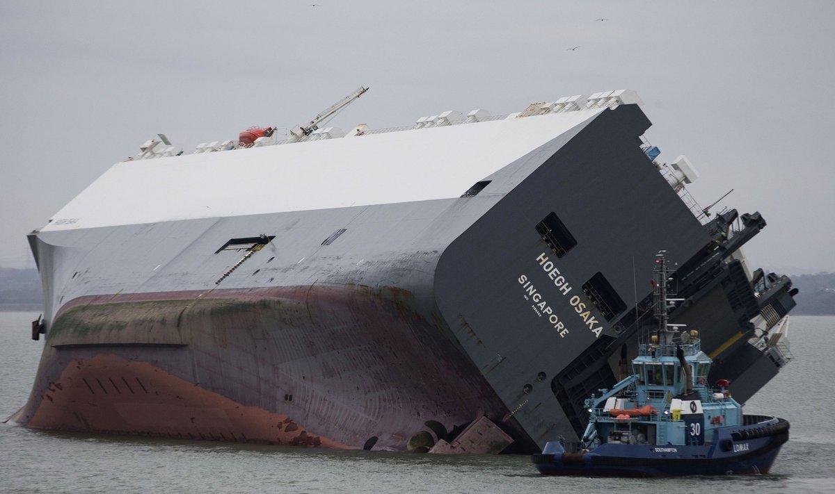 Ant seklumos užplaukęs krovininis laivas Hoegh Osaka