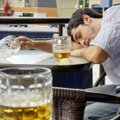 Santykių ekspertas pataria: vyras klimpsta į alkoholizmo liūną, ką daryti?