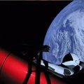 Muskas triumfuoja: gyvai transliuojamą kosmoso tuštybėje besisukiojančio automobilio vaizdą stebėjo milijonai žmonių