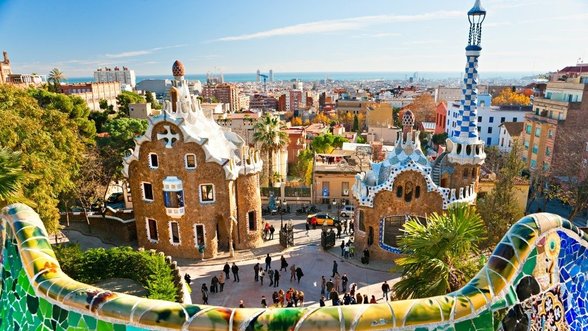 Nuo turistų pavargę Barselonos gyventojai kyla į kovą