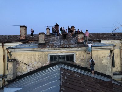 Sankt Peterburge turistai kviečiami pasivaikščioti stogais