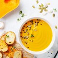 Švelni ir kvapni: trinta sriuba su vištiena, avokadais bei lazdynų riešutais