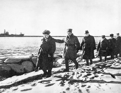 A. Sniečkus su karininkais ant šiaurinio Klaipėdos uosto molo