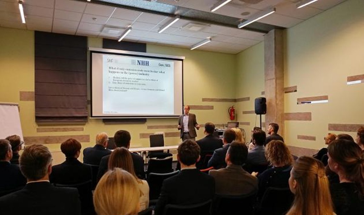 Professor Gunnar Eskeland speaking at the Norwegian Chamber of Commerce Energy Event Photo Marte Freihow Langeland