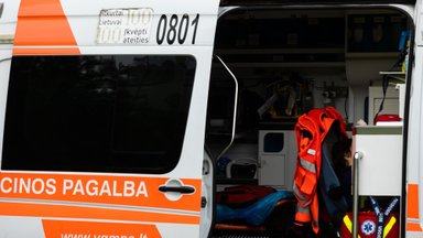 Kaune susidūrė du automobiliai, medikai į ligoninę išvežė keturis žmones