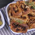 Šefo savaitgalio receptai – pusryčių bandelės ir egzotiškai marinuota kiauliena