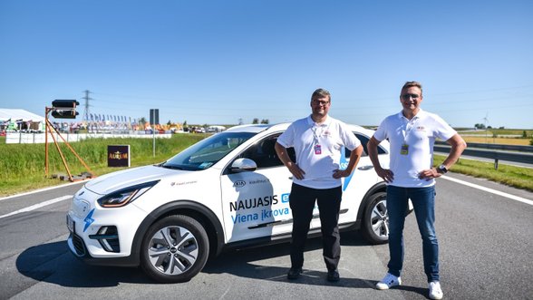 Pradėjo rekordinę kelionę aplink Lietuvą elektromobiliu „Kia e-Niro“