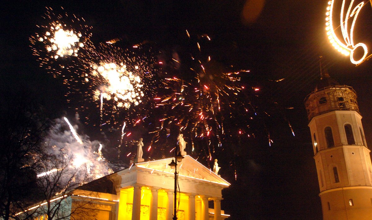 Šventiniai fejerverkai Naujųjų Metų naktį sostinės Katedros aikštėje.Tomo Bauro (ELTA) nuotr