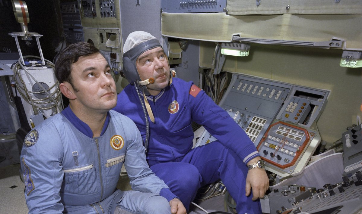 Georgijus Grečko (dešinėje) ir Jurijus Romanenko kosminės stoties "Saliut" treniruoklyje