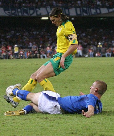 Tomas Danilevičius kovoja su Daniele De Rossi per Euro2008 atrankos rungtynes Italija-Lietuva (1:1), Neapolis, rugsėjo 2, 2006.