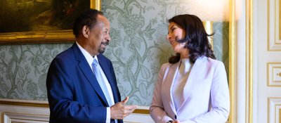 Buvęs laikinasis Sudano ministras pirmininkas Abdala Hamdokas kalbasi su Vokietijos užsienio reikalų ministre Annalena Baerbock Tarptautinėje humanitarinėje konferencijoje Sudano klausimu, vykusioje Paryžiuje 2024 m. balandžio 15 d.