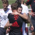 Emocionalus Lewandowskio atsisveikinimas su „Bayern“ bendražygiais – apkabino visus