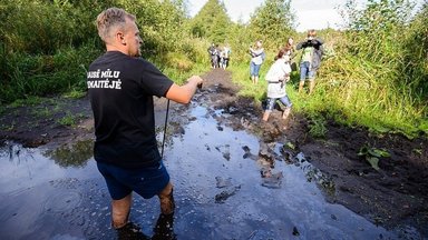 Žemaitijoje esančioje pelkėje pamestus batus galima skaičiuoti dešimtimis: vieni čia nevažiuokite