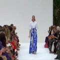 Žydinčios gėlės – pagrindinis naujausios „Carolina Herrera“ drabužių kolekcijos akcentas