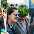 Festivalio „Granatos“ dalyvių stilius stebina išradingumu: nuo arbūzo ant galvos iki dešrainio kostiumo