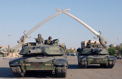 JAV tankai „Abrams“ Bagdade