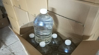 Инспекторы по охране окружающей среды обнаружили 140 литров самодельной водки в районе Скуодас