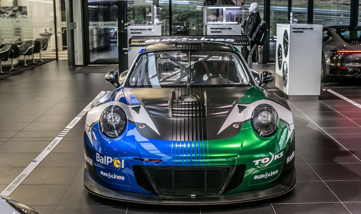 Į Vilnių atvežtas "Porsche 911 GT3 R"