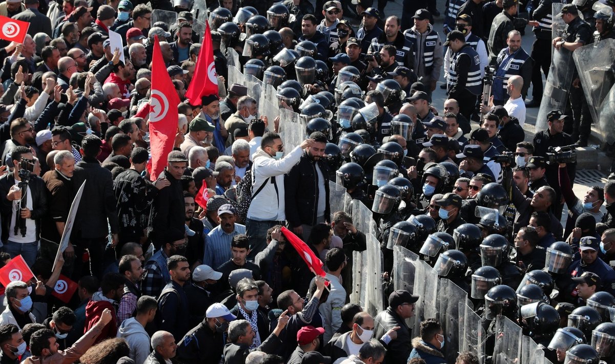 Šimtai tunisiečių protestuoja prieš prezidento „perversmą“
