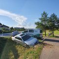 Vilniaus pakraštyje nuo kelio nulėkė „Mercedes“, kruvinas vairuotojas pabėgo paspirtuku