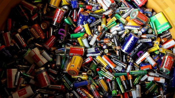 Vaikai iš surinkimo dėžių vagia naudotas baterijas