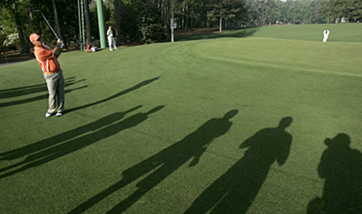 Žaidėjų šešėliai golfo aikštelėje. 