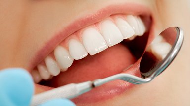 Norite sužinoti, ar dantų pasta gerai nuvalo apnašas: atkreipkite dėmesį į tris raides etiketėje