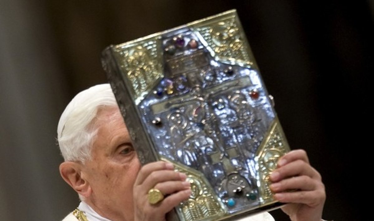 Popiežius Benediktas XVI per mišias Vatikane laiko maldaknygę
