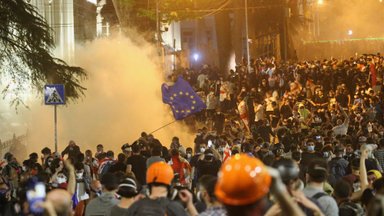 В Тбилиси неизвестные напали на протестующих