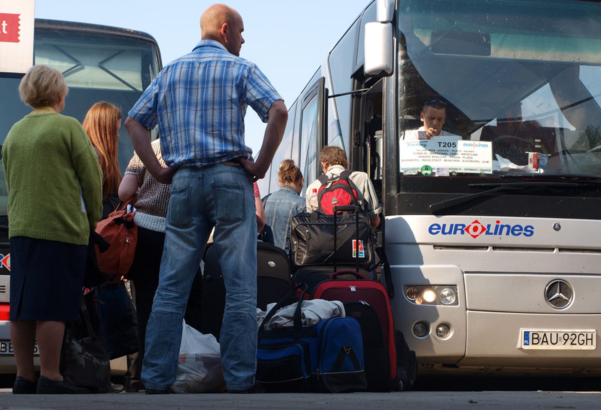 Podróże autokarem stają się coraz bardziej popularne – biznes Delfi