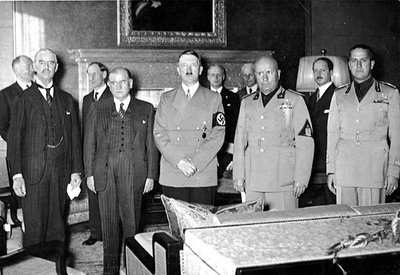 Pasirašant Miuncheno sutartį. Iš kairės į dešinę N. Čemberlenas, E. Daladjė, A. Hitleris, B. Musolinis, G. Ciano. 1938 m. rugsėjo 30 d., leidyklos „Briedis“ nuotr.