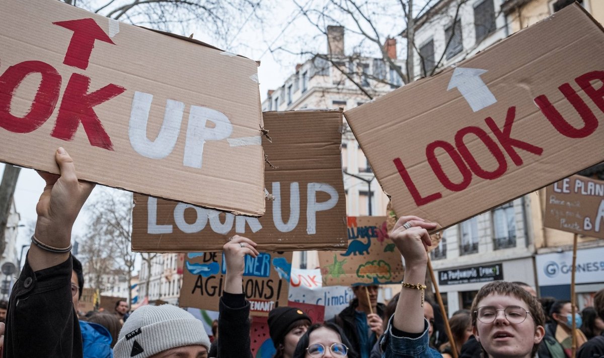 Dešimtys tūkstančių žmonių Prancūzijoje ragino skirti daugiau dėmesio klimato krizei