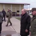 Gelbėdamas savo įvaizdį Putinas surengė šou mobilizuotųjų sąskaita: šaudė iš snaiperinio šautuvo