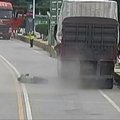 Kinijoje sprogusi sunkvežimio padanga sužalojo vairuotoją