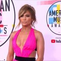 „American Music Awards“ raudonojo kilimo žvaigždės spindėjo išradingumu