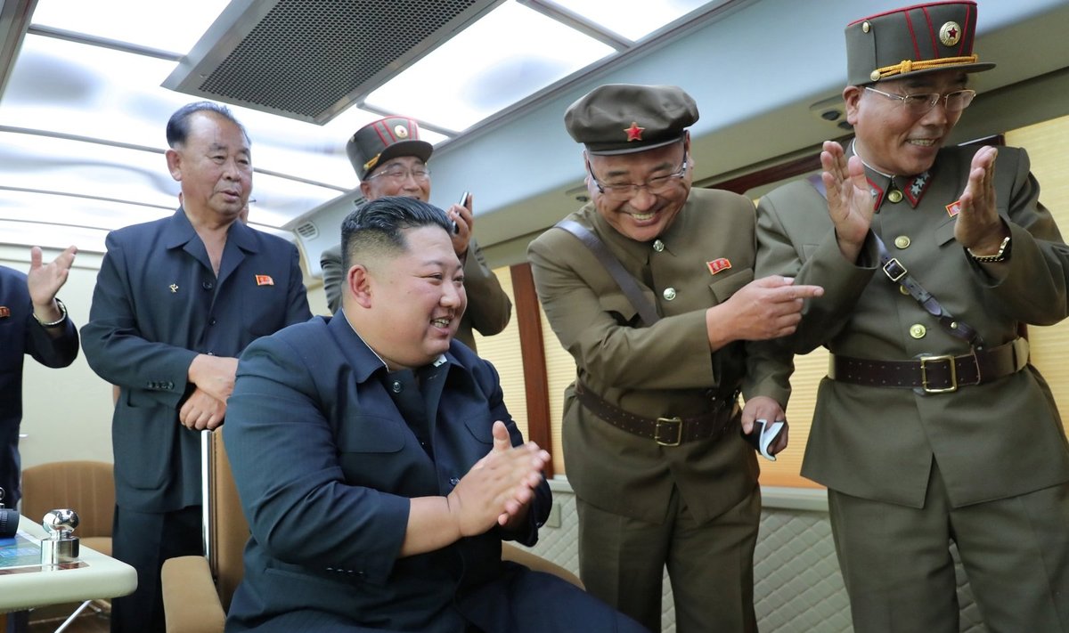 Kim Jong Unas stebi raketos bandymą