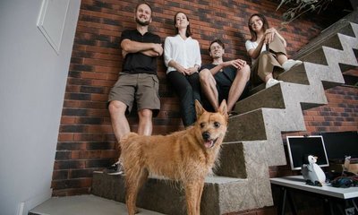 Dogo komanda: priekyje Ūdra, už jos „Dogo“ bendraįkūrėjai (iš kairės) Mindaugas Kuprionis, Rasa Gentvilaitė-Žiemienė,Tadas Žiemys ir Eliza-Marija Hirvensalo