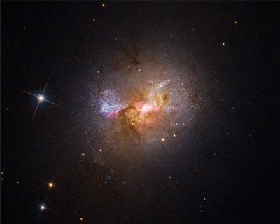 Galaktika Henize 2-10. Šaltinis: NASA, ESA, Zachary Schutte (XGI), Amy Reines (XGI), Alyssa Pagan (STScI)
