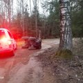 Prienų rajone keturračio vairuotojas bėgo nuo policijos ir trenkėsi į medį