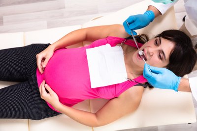 Nėščia moteris pas stomatologą