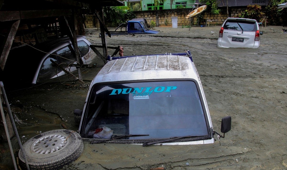 Indonezijoje staigių potvynių aukų padaugėjo iki 77