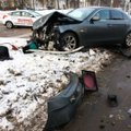 Avarija Kaune: po smūgio į „Seat“, BMW nulaužė šviesoforą