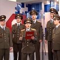 Rusijos armija dainuoja dainą iš filmo apie britų agentą 007