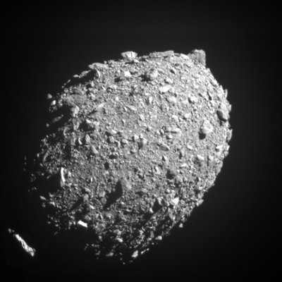 askutinė viso Dimorphos nuotrauka, kurią DART padarė 11 sekundžių iki smūgio. Matome labai nelygų asteroido paviršių – priešingai dažnam (įsi)vaizdavimui, asteroidas nėra monolitinis akmuo, o rieduliais nusėtas ir iš riedulių sudarytas kūnas. NASA/Johns Hopkins APL nuotr.