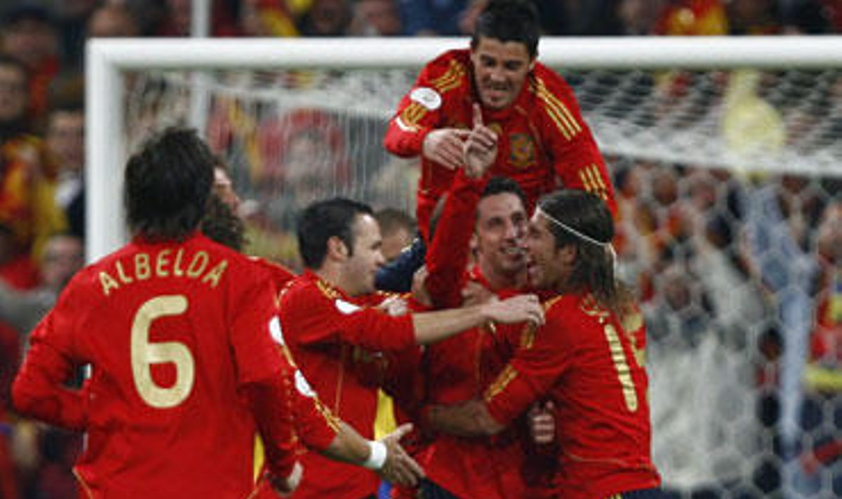 Ispanijos futbolo rinktinės žaidėjai džiaugiasi pergale