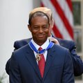 Tigeris Woodsas apdovanotas ypatingu medaliu, kurį jam įteikė Donaldas Trumpas